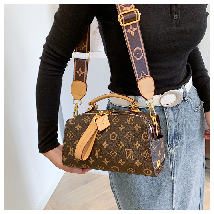 New retro printed handbag, new large-capacity pillow bag, versatile and fashionable commuting wide belt single-shoulder slant letter hand-carry retro 