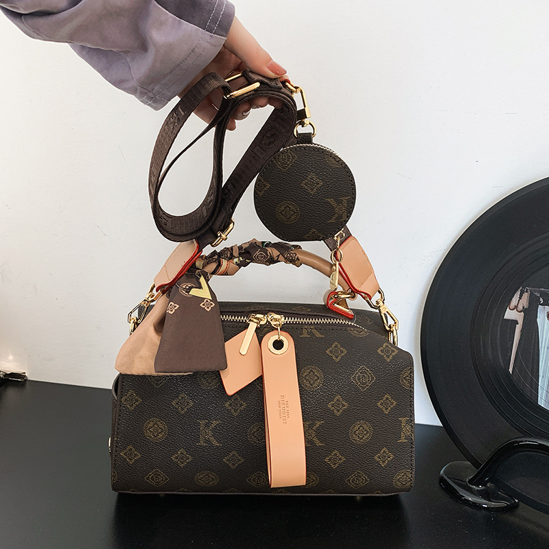 High-end Fashion Boston Pillow Bag for Women 2026 New Style Retro Luxury Fashion Crossbody Shoulder Bag with Letter Design for Women