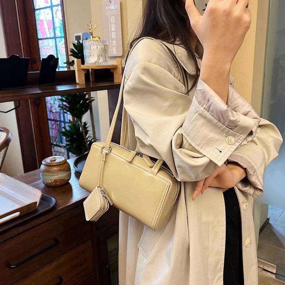Autumn Winter High-End Sensation 2026 New Fashion Commuter Square Retro Oil Wax Leather Small Bag Women's Single Shoulder