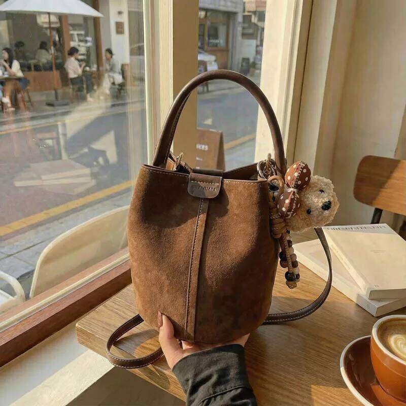New Korean Style Simple Crossbody Women Retro Matte Shoulder Comfortable and Versatile Texture Casual Handle Bucket Bag XJ260131