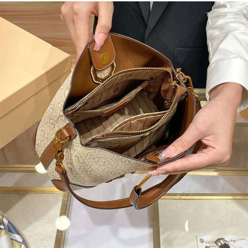 Light luxury brand women's handbag 2025 new autumn and winter high-end designer single shoulder crossbody fashion bucket bag
