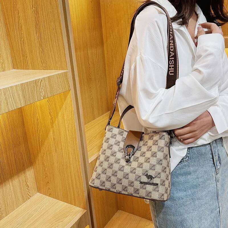 Vintage Women's Bucket Shoulder Bag Fashionable versatile crossbody bucket bag Large capacity and comfortable wide shoulder