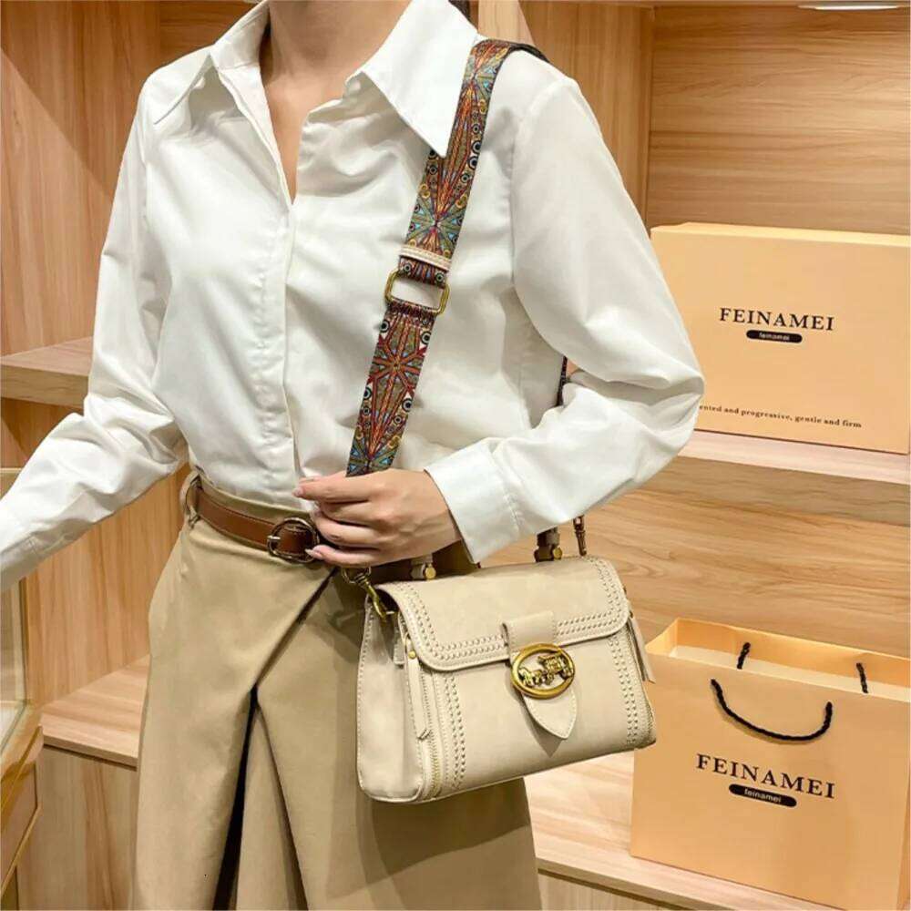 Women's handbag 2025 new autumn and winter high-end retro wide strap fashionable single shoulder crossbody small square