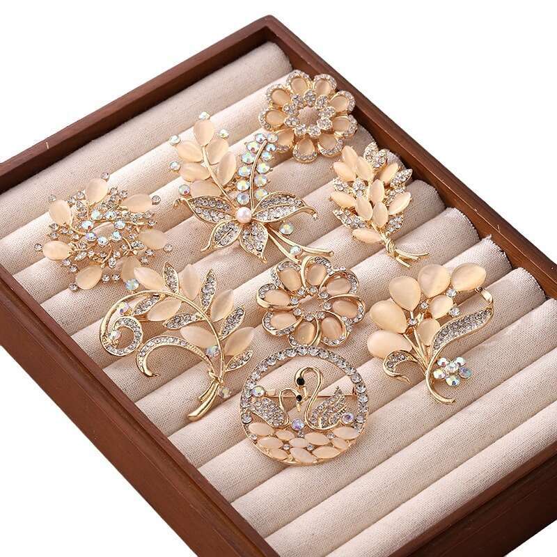 High-End Niche Accessories Versatile Creative Women's Fashion Collar Pin Inlaid with Diamonds Anti-Exposure Elegant Brooch
