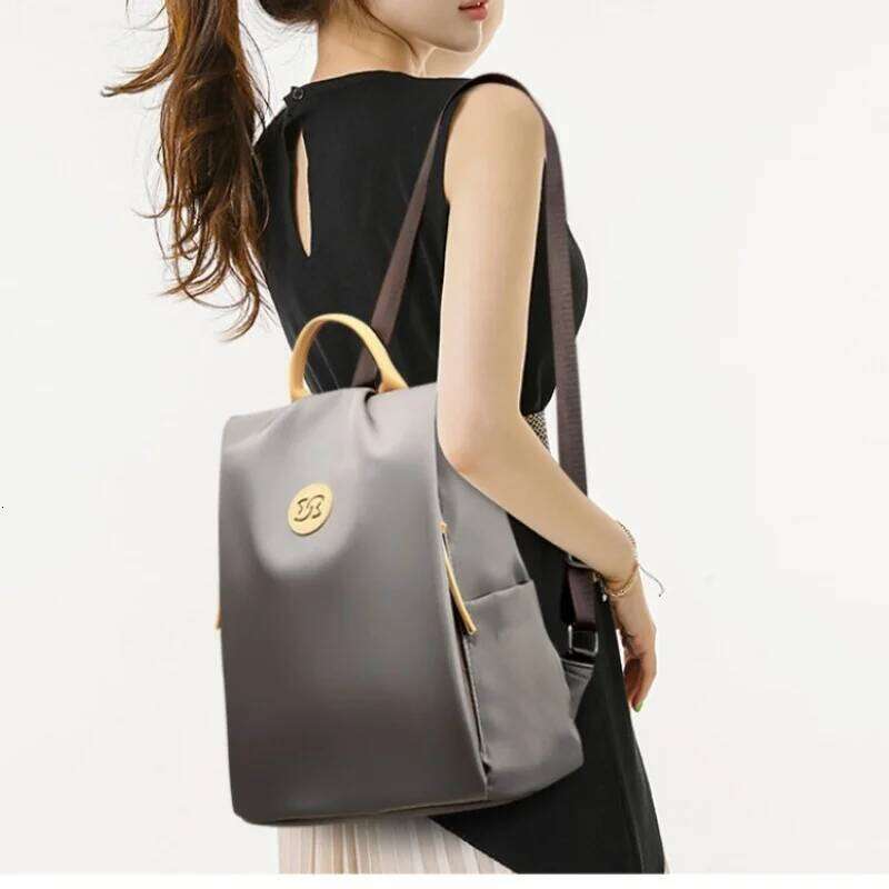 Minimalist High-Capacity Business Bag Sleek Lightweight Women's Versatile and Stylish Commuter Backpack