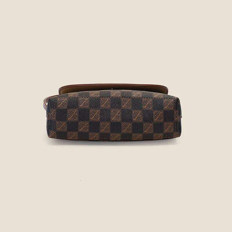 Retro-style small square - an elegant luxurious women's lightweight and niche shoulder bag for daily commutes.