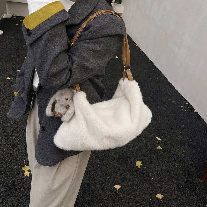 New Fluffy Versatile Commuter Crossbody Women Fashion Handiness Shoulder Ins Fur Simple and Casual Texture Hobo Bag XJ260131