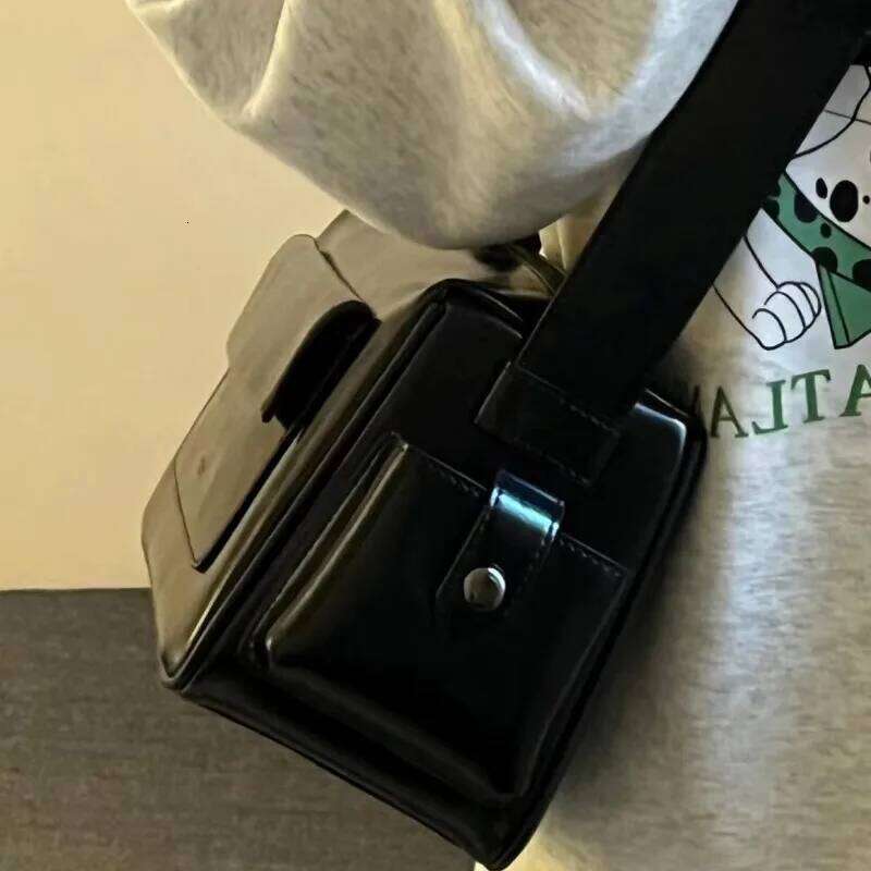 2026 new spring tide ins niche design commuting hundred with single shoulder crossbody bag senior sense of small square bags XJ260131