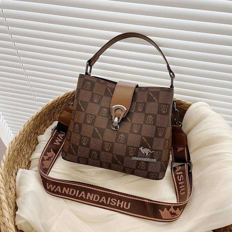 Vintage Women's Bucket Shoulder Bag Fashionable versatile crossbody bucket bag Large capacity and comfortable wide shoulder