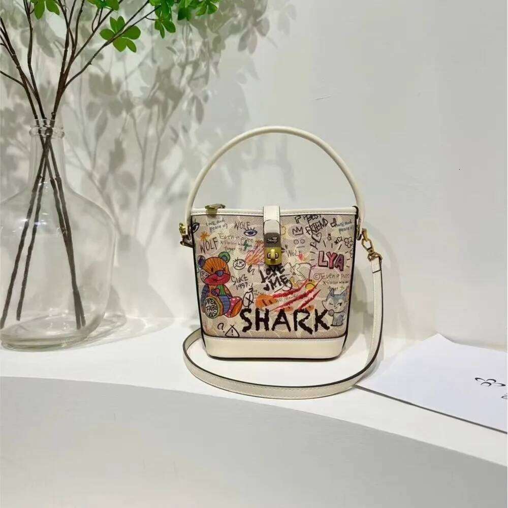 Women's handbag 2025 autumn/winter new designer high-end water bucket bag, fashionable and versatile single shoulder crossbody