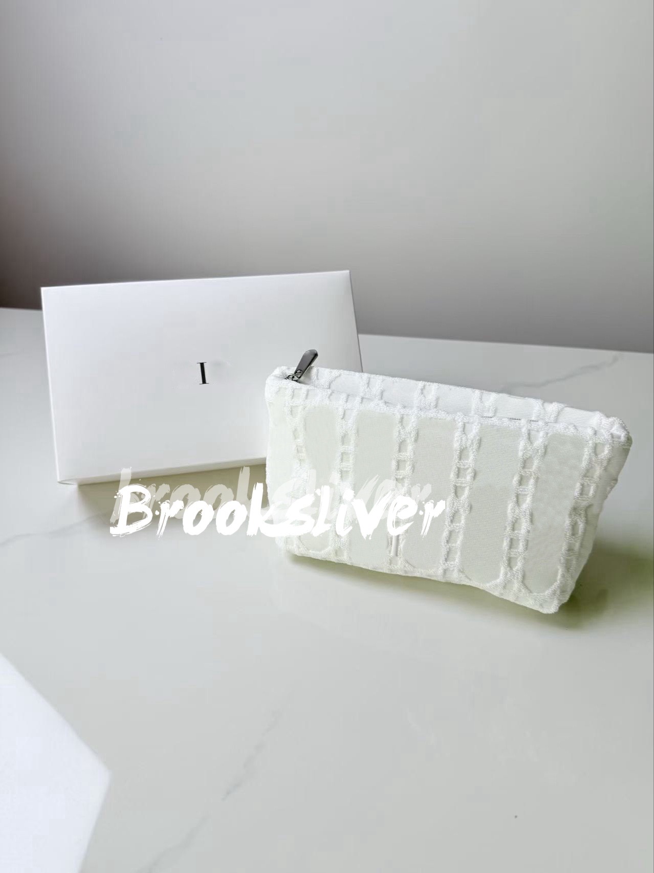 Storage Bags 20X12X9CM White Pouch letter Beauty gift classical D comsetics designer organization collectioin gift with packing box