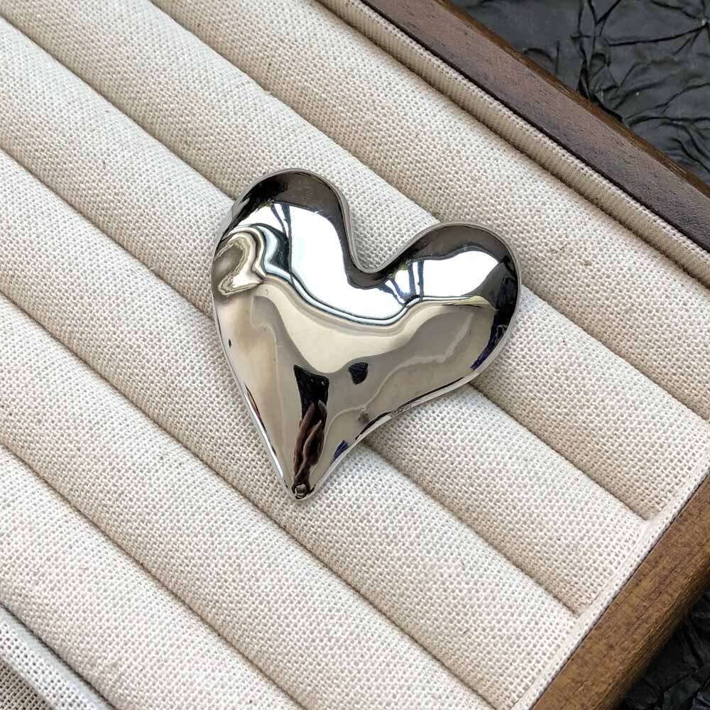 Simple Versatile Metal Shiny Heart for Men and Women, Light Luxury High-end Feel, Suit Jacket Anti-Exposure Brooch
