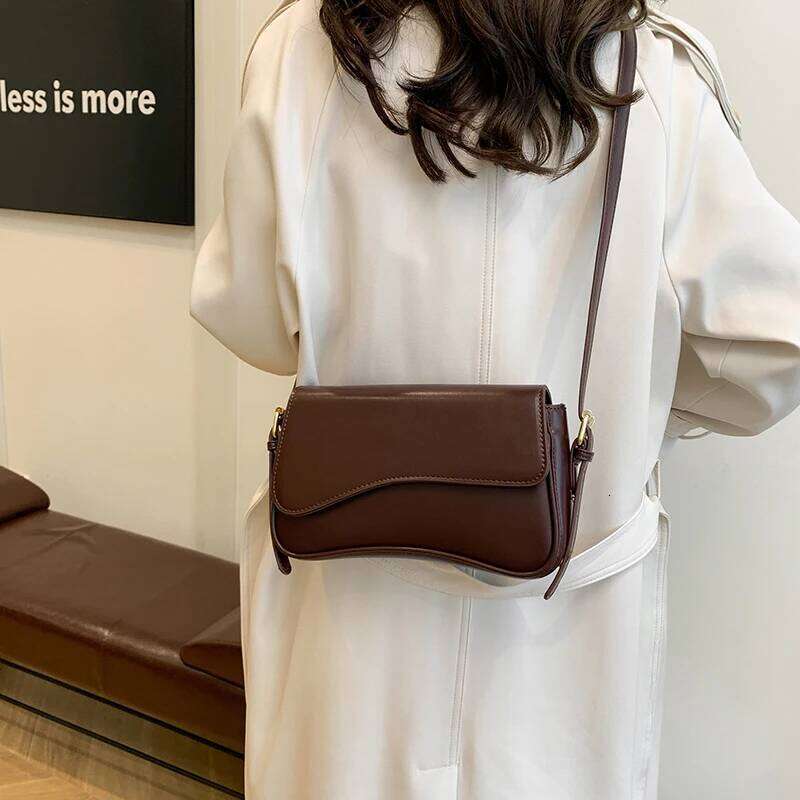 Flip Magnetic Buckle Shoulder Crossbody Bag for Work Commuting, Fashionable and Simple Armpit Small Square Bag, Portable Acc