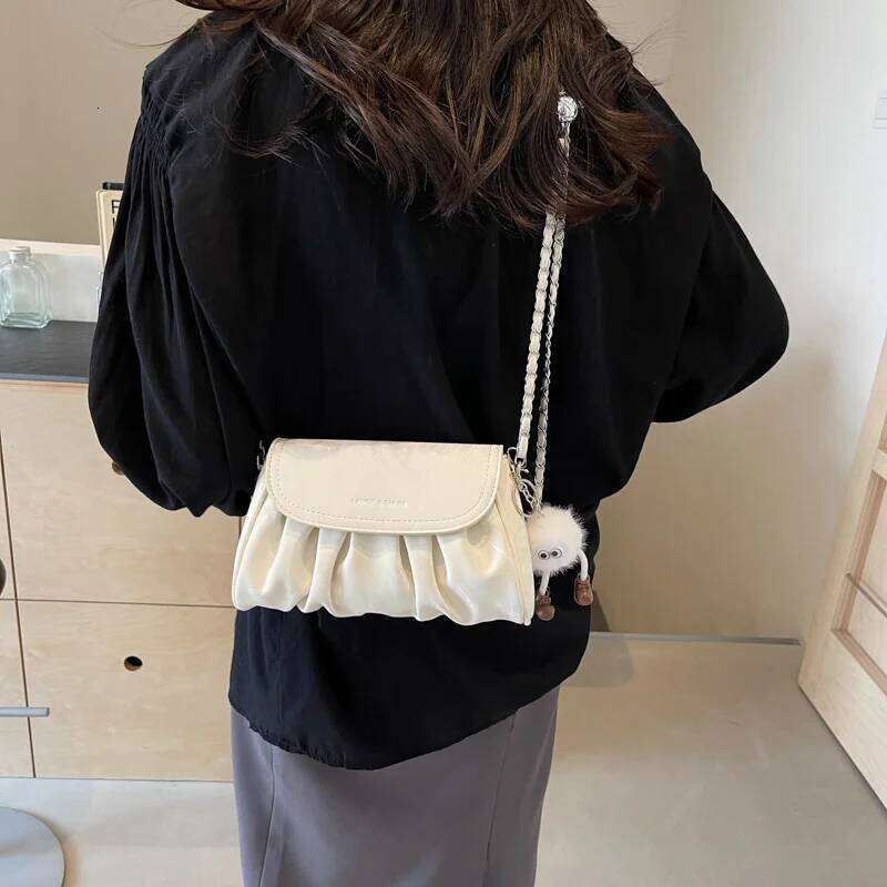 Charming charm pendant with delicate chain shoulder Stylish and versatile crossbody bag Casual chain-strap handbag