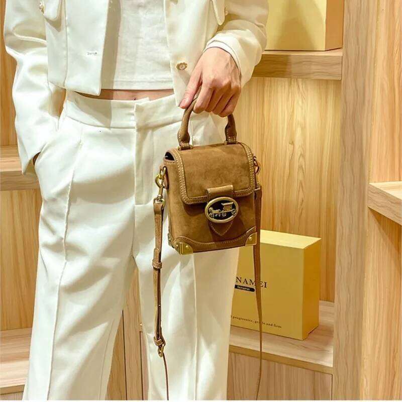 Ladies' handbag high-end lamb wool mobile phone 2024 autumn/winter vintage small square bag, single shoulder crossbody bag