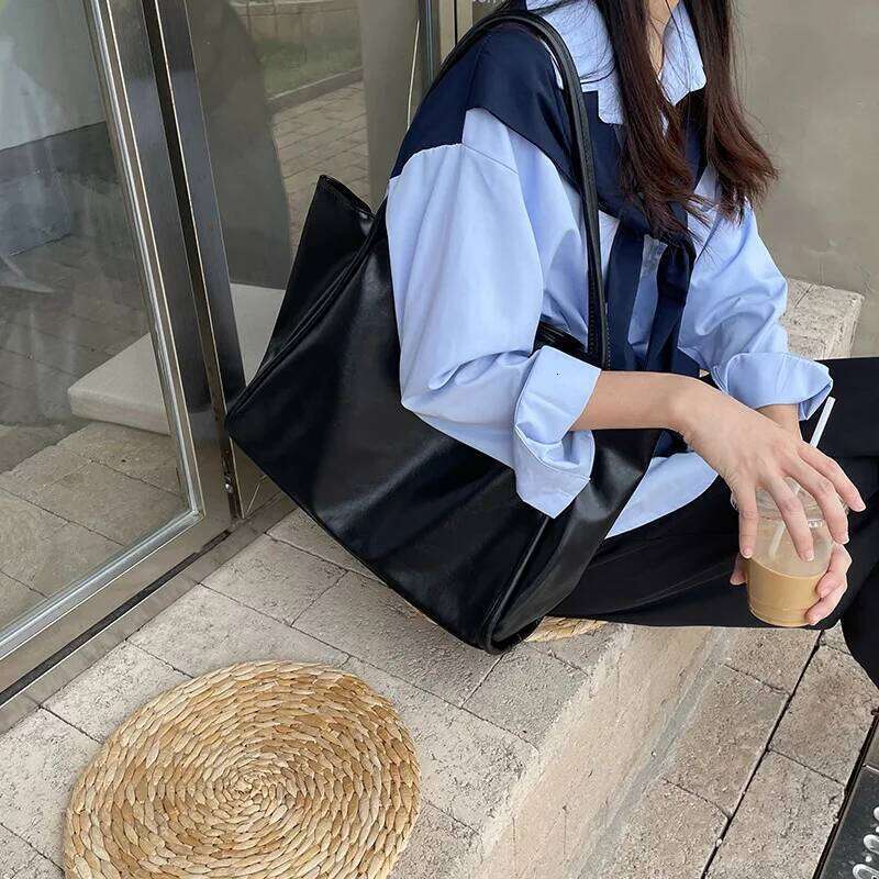 Portable Texture Tote for Women Shoulder Underarm Commuting Bag Large Capacity Niche Design Handbags Black White Green