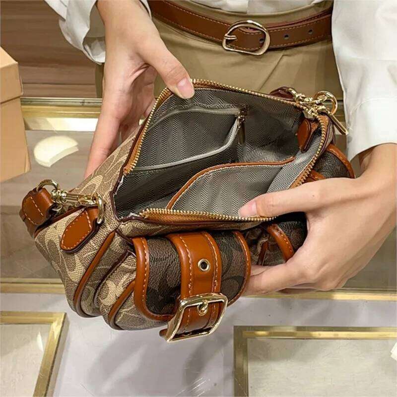 Light luxury French stick 2025 new underarm single shoulder crossbody bag, fashionable contrasting color motorcycle bag