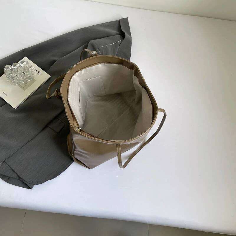 Elegant commuting tote with large capacity. Women's bag for 2025 autumn-winter season. Retro texture, simple and trendy sing