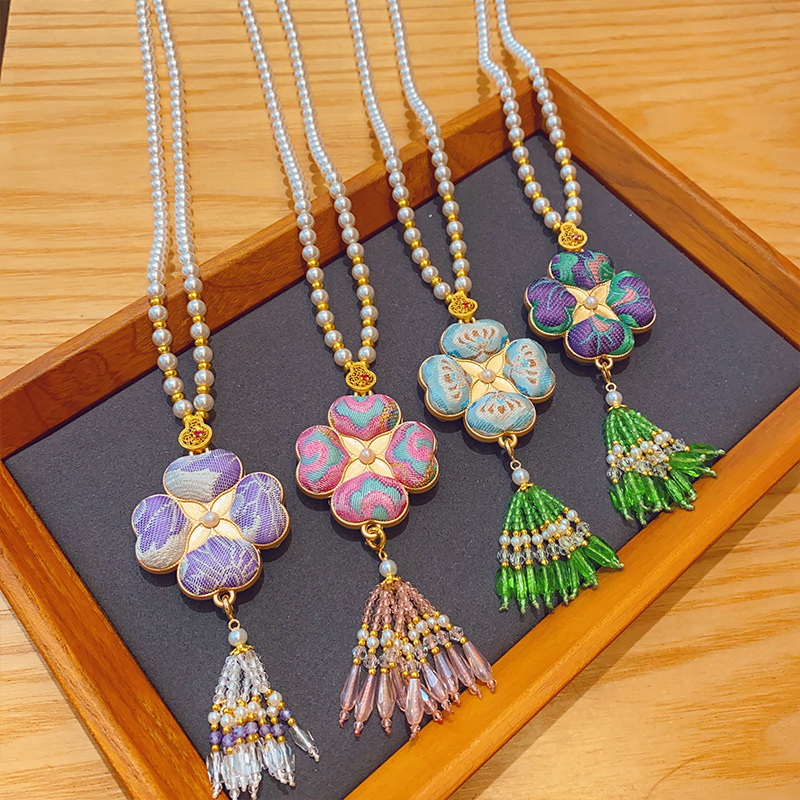 Exquisite Chinese Style Clover Pendant Necklace Charming Women s Retro Flower Pendant Cheongsam Hanfu Accessory Pendant Necklace