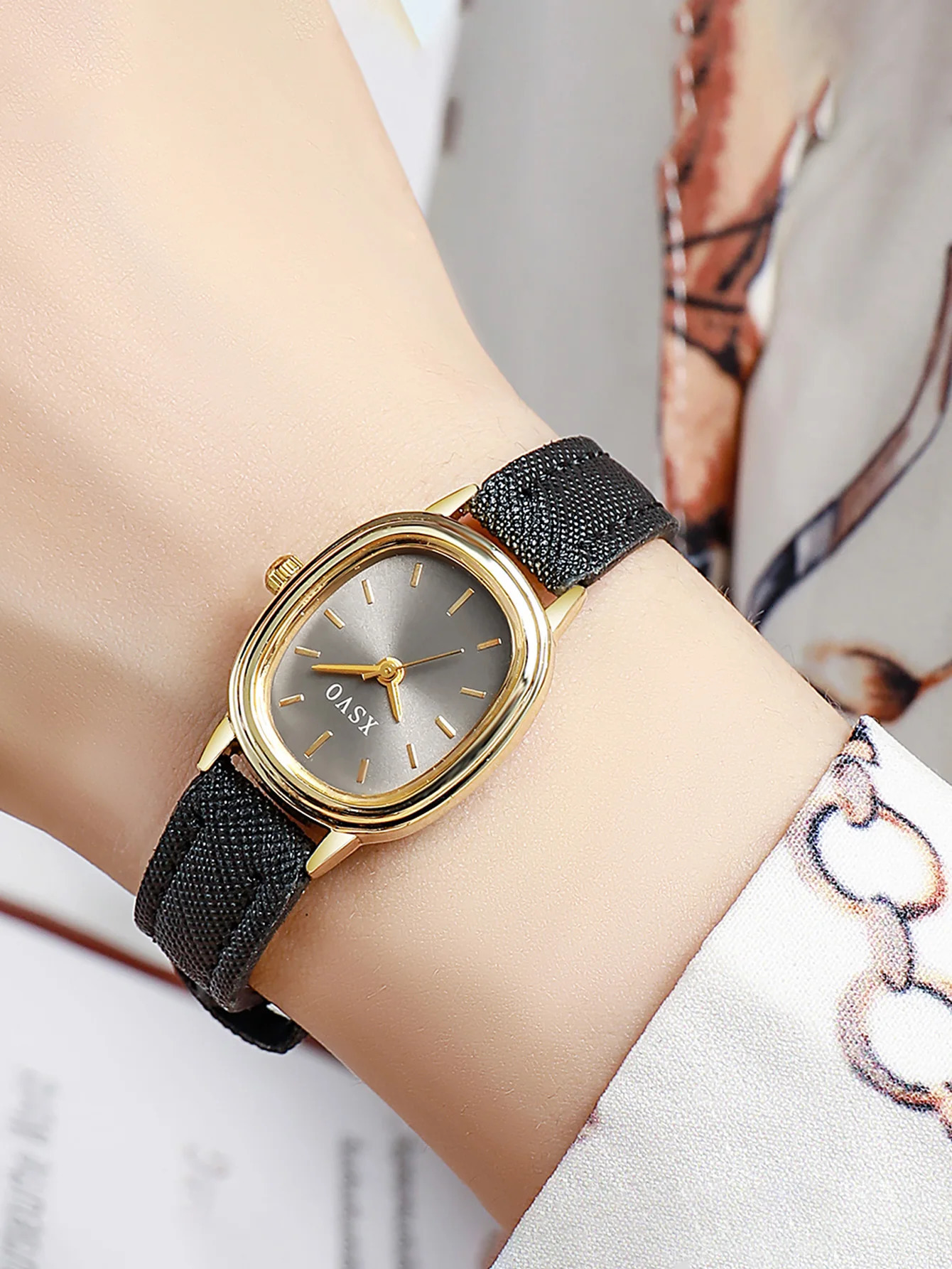 Vintage Fashion Niche Ladies Quartz Watch for Christmas and Halloween Gifts 260126