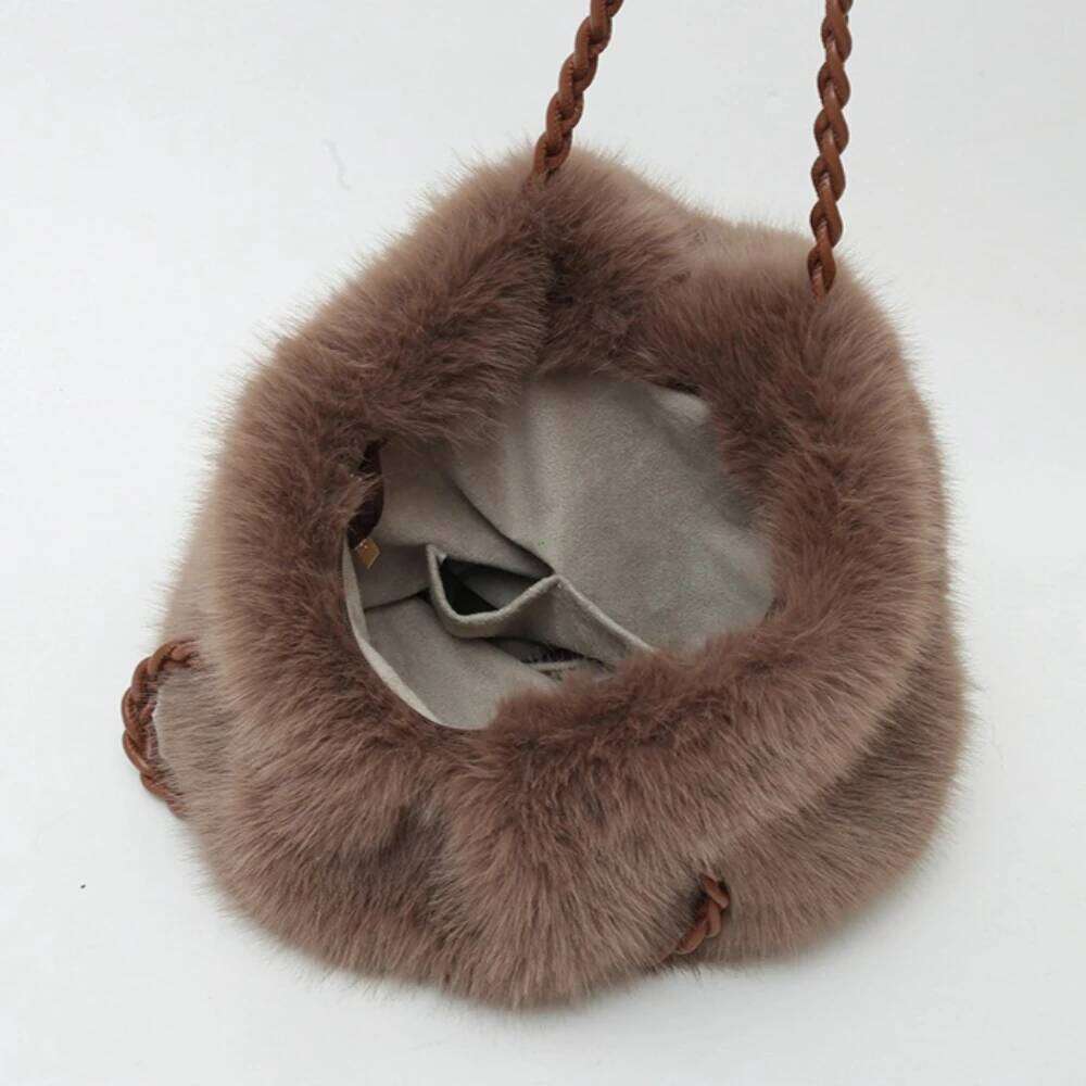 Fashionable Plush Large Capacity Tote High-end Pleated Fox Fur Shoulder Crossbody Commuter Bag with Metal Chain Women's