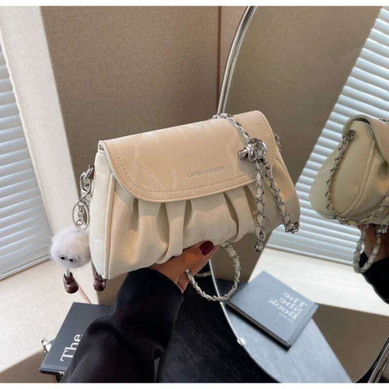 Charming charm pendant with delicate chain shoulder Stylish and versatile crossbody bag Casual chain-strap handbag