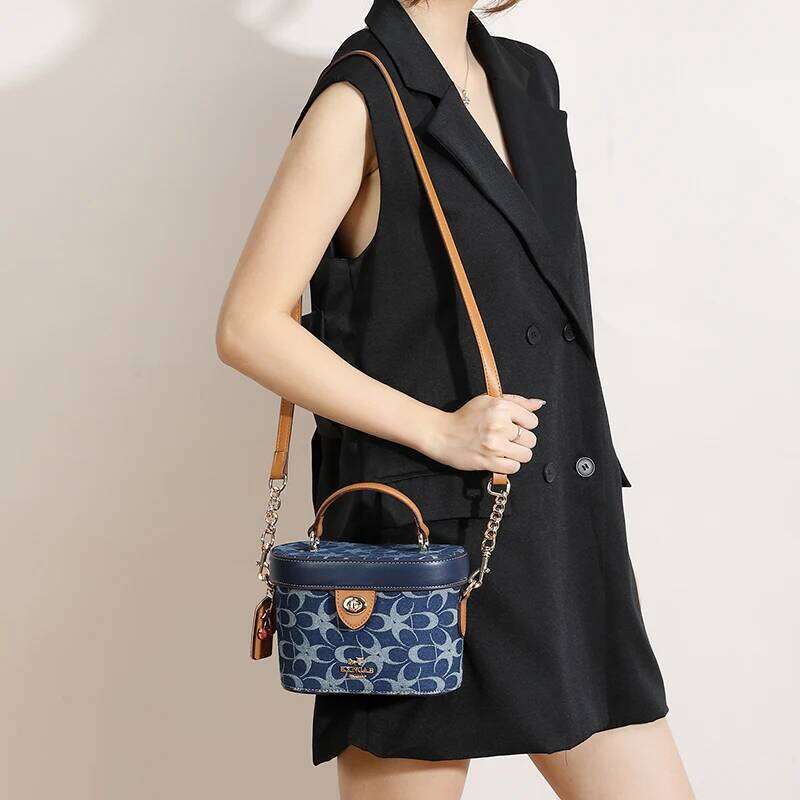 Brand denim hand-held bucket women's 2025 new fashionable and versatile shoulder lunch box bag, crossbody bag