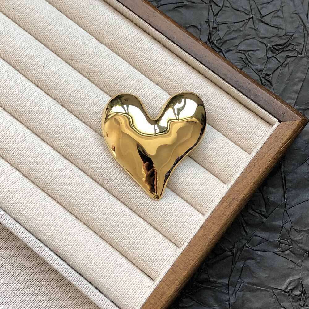Simple Versatile Metal Shiny Heart for Men and Women, Light Luxury High-end Feel, Suit Jacket Anti-Exposure Brooch