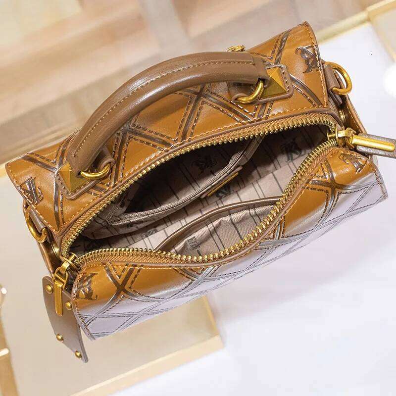 Light luxury brand pillow bag, women's 2024 new autumn and winter high-end handbag, single shoulder crossbody