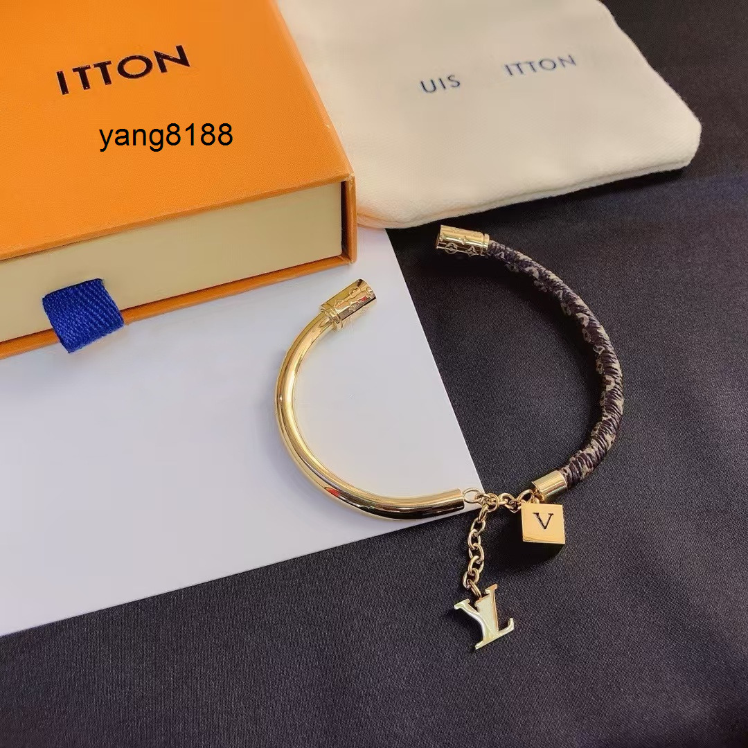 Lvs Louise Lousi lvness 2025 Bangle Bracelet Luxury LVVV bracelet Braclets Gold Retro For Woman Fashion Jewelry Supply bracelet designer bracelet CZ2T