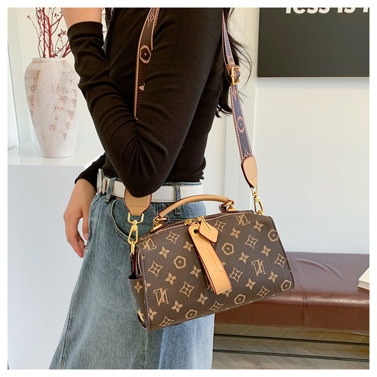 New retro printed handbag, new large-capacity pillow bag, versatile and fashionable commuting wide belt single-shoulder slant letter hand-carry retro 