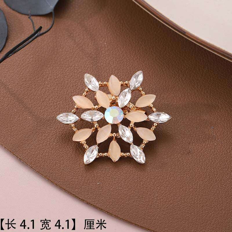 High-End Niche Accessories Versatile Creative Women's Fashion Collar Pin Inlaid with Diamonds Anti-Exposure Elegant Brooch