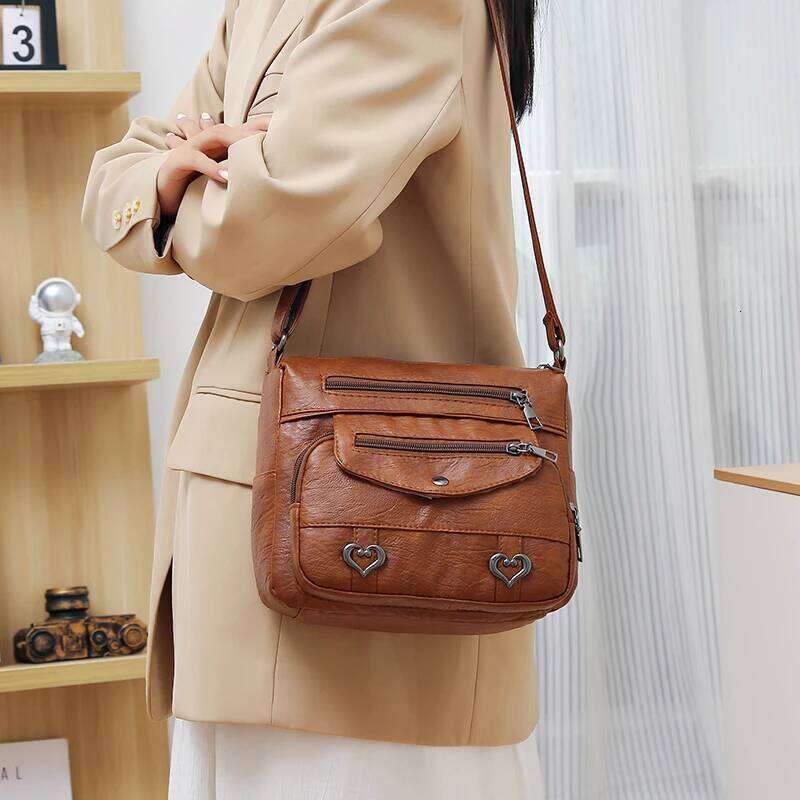 Multi-layered bag for ladies, large capacity, soft leather, fashionable, mid-aged, single shoulder bag, lightweight.