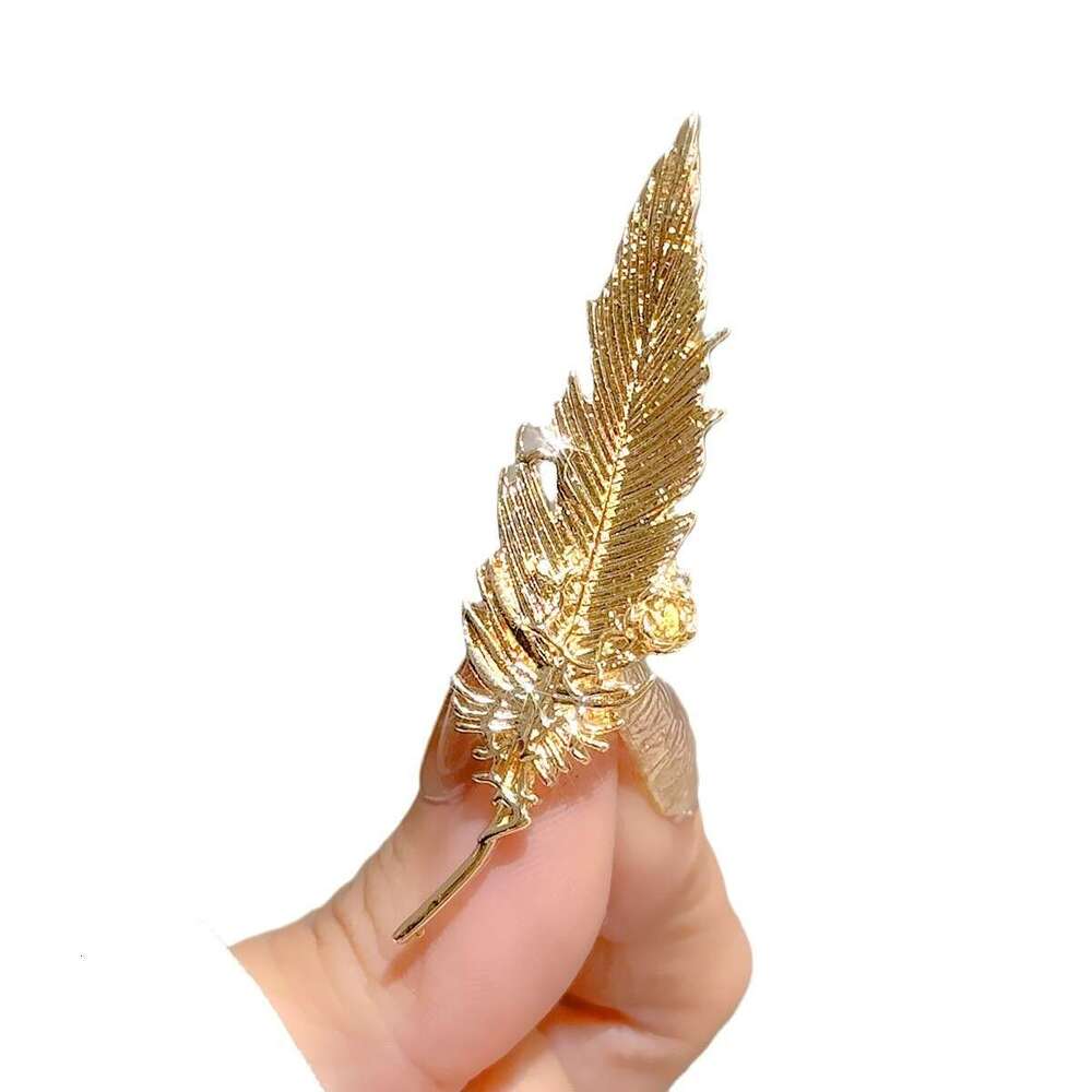 New Exquisite Elegant Feather Alloy Temperament Versatile Accessory Suit Coat Pin Buckle Brooch Wholesale