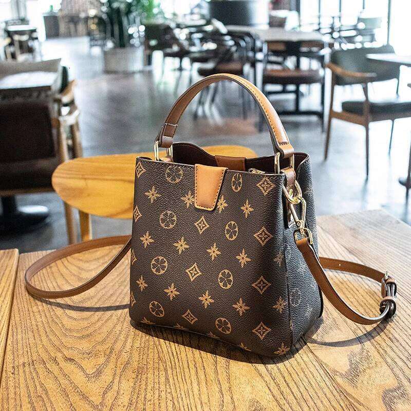 2023 New Trendy Autumn/Winter Premium Water Bucket Bag Fashionable Commuter Simple Single Cross Shoulder Handbag XJ260131
