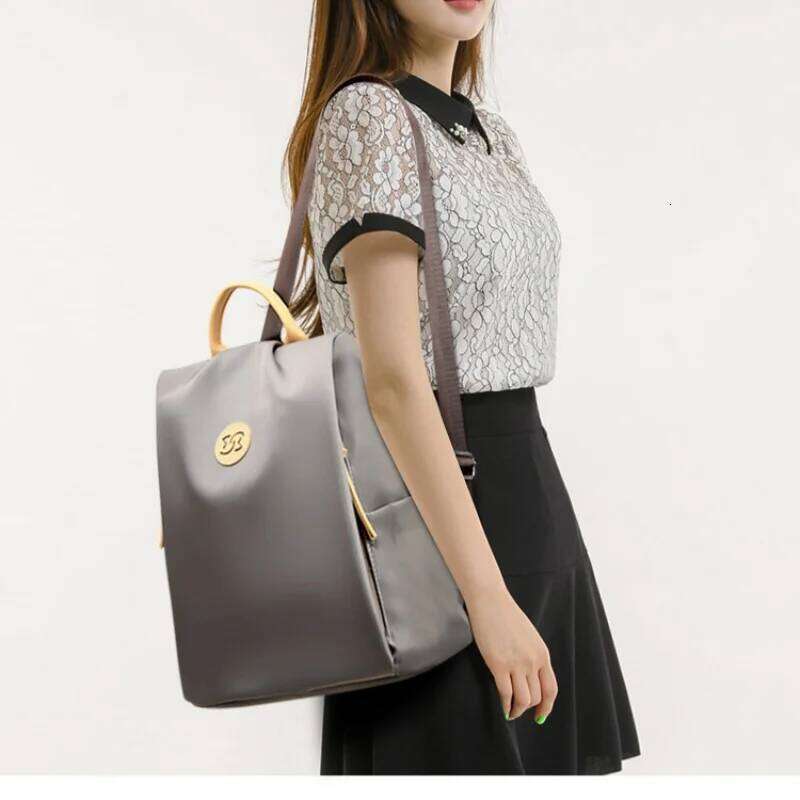 Minimalist High-Capacity Business Bag Sleek Lightweight Women's Versatile and Stylish Commuter Backpack