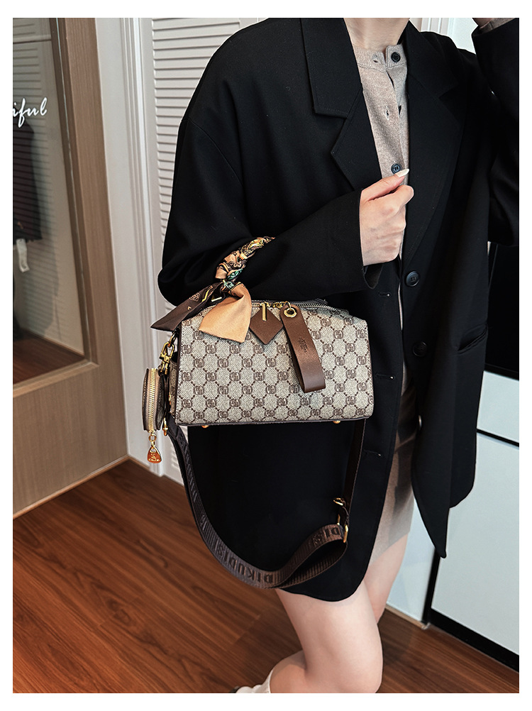 High-end Fashion Boston Pillow Bag for Women 2026 New Style Retro Luxury Fashion Crossbody Shoulder Bag with Letter Design for Women
