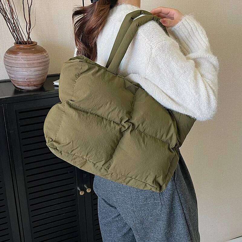 Small-scale design down jacketed women, tote bag with shoulder strap, large capacity, simple and practical for daily com