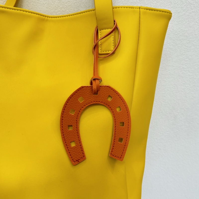 Horseshoe Keychain Charm Fashion Bag Double Sided U Shaped Lychee Pattern PU Leather Pendant For birthday gift Handbag Purse Basket Decoration