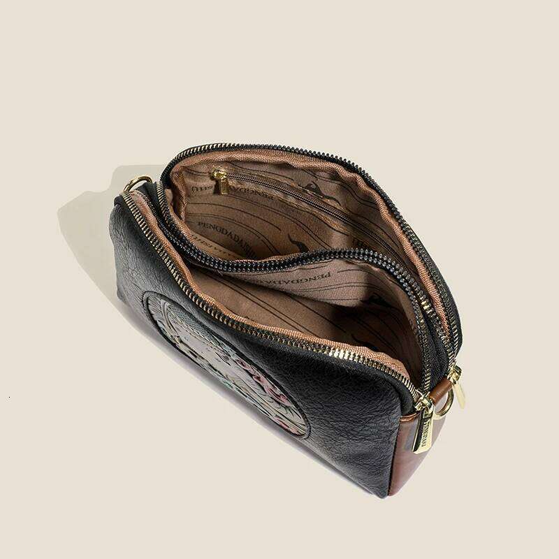 Retro Chinese-style stylish shoulder bag for middle-aged mothers, featuring a fashionable design, multiple compartments, large c