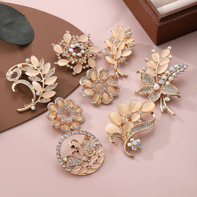 High-End Niche Accessories Versatile Creative Women's Fashion Collar Pin Inlaid with Diamonds Anti-Exposure Elegant Brooch