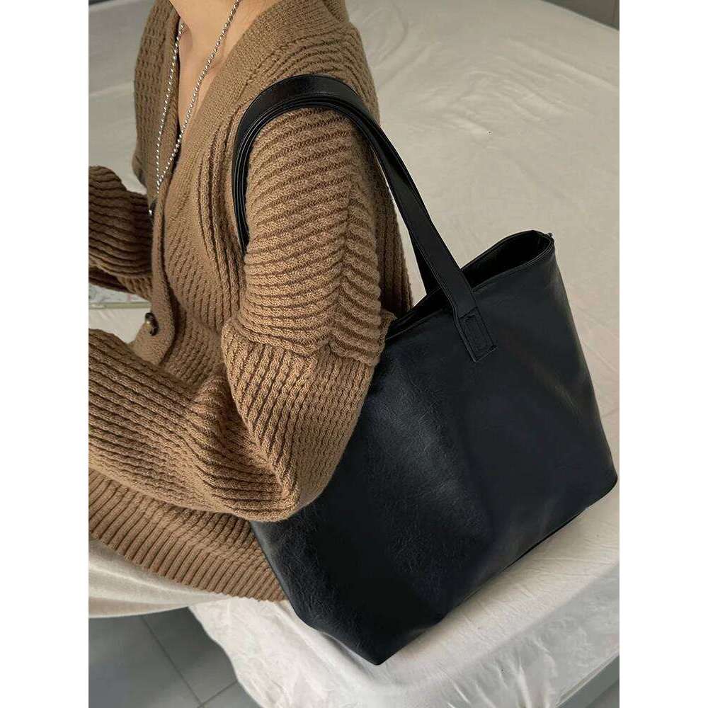 Casual Soft Leather Shoulder Women's Hot Sale of The Season New Commuting Tote Bag Large Capacity Simple Street Style...