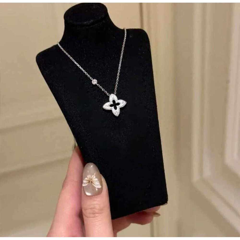 Jewelry Set Vintage Style Brushed Four Leaf Flower Necklace Women Elegant And Luxurious Niche High End New Design Gift For Girlfriend Visionice