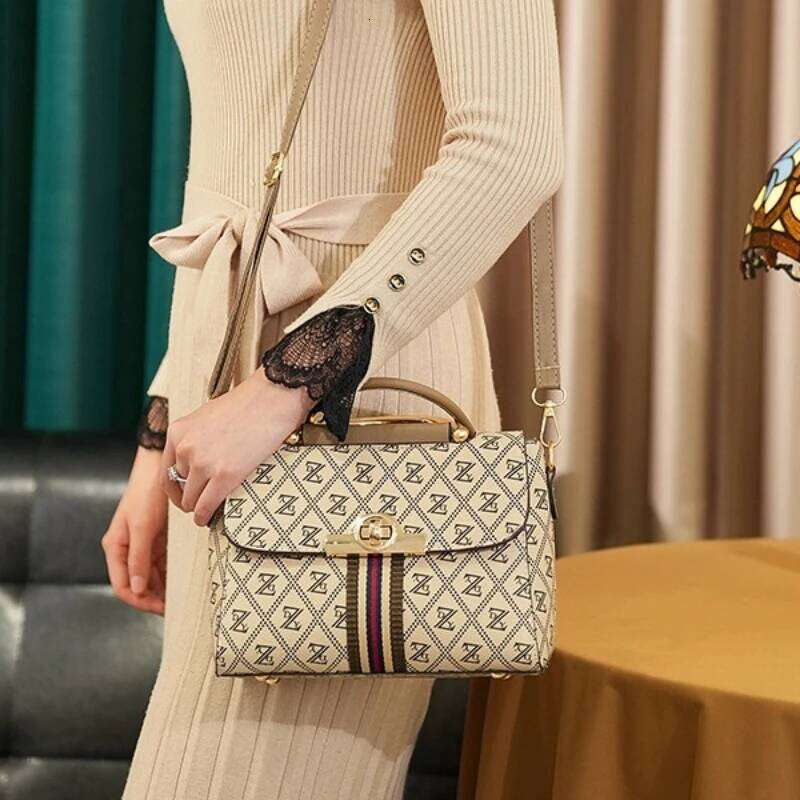 Vinta Large Capacity Tote Printed Letters One-Shoulder Crossbody Women's Bag Metal Buckle Stripe Decoration PVC Fabr
