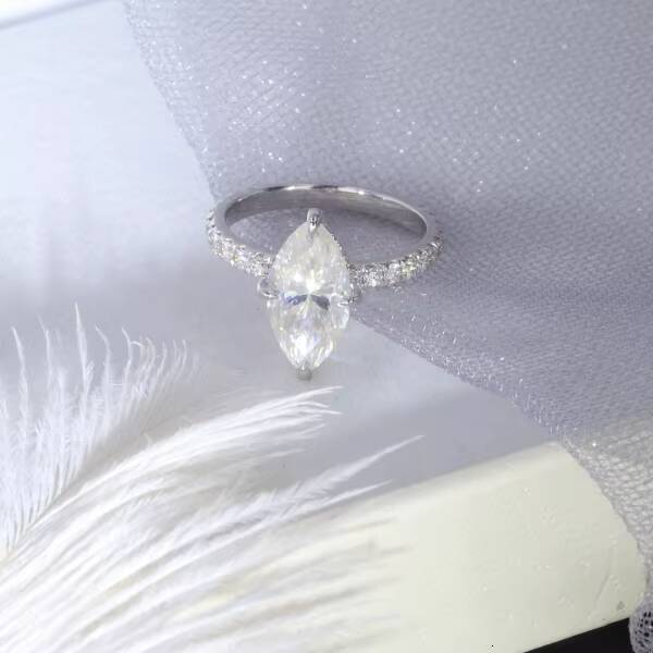 Wuzhou Moissanite 14k Gold Ring 2ct Marquise Shape Moissanite and Side Lab Diamond Ring in Stock