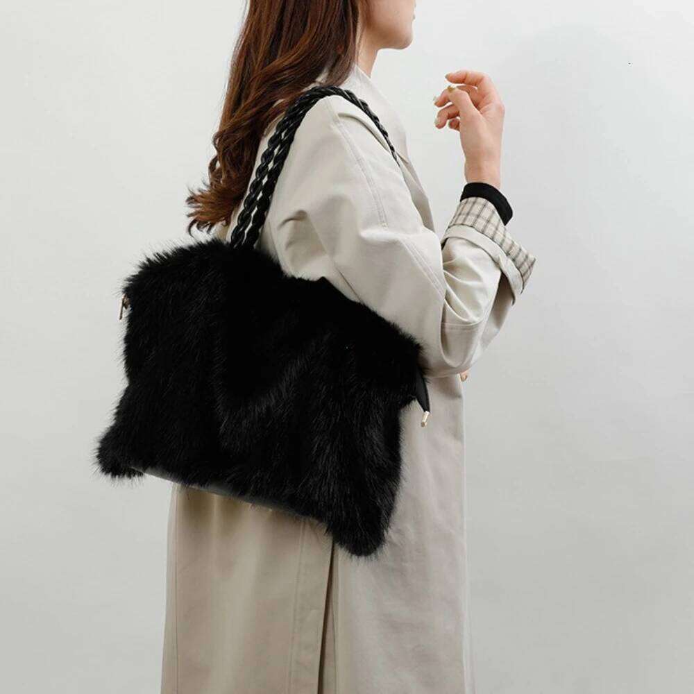 Fashionable Plush Large Capacity Tote High-end Pleated Fox Fur Shoulder Crossbody Commuter Bag with Metal Chain Women's