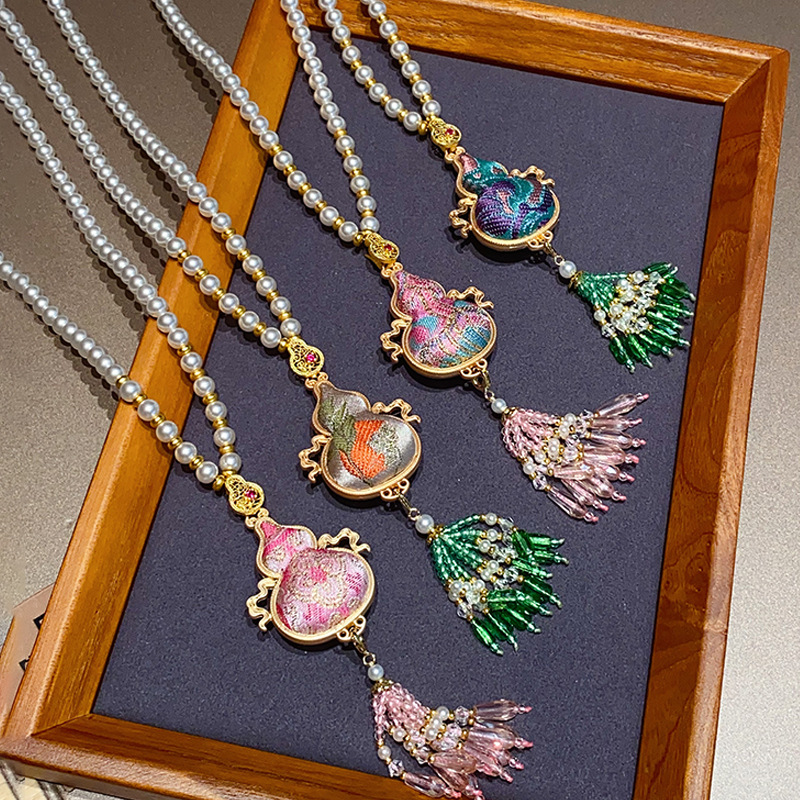 Fashionable New Handmade Gourd Pendant Necklace For Women With A New Chinese Style Pearl Sweater Chain Tassel Pendant Necklace