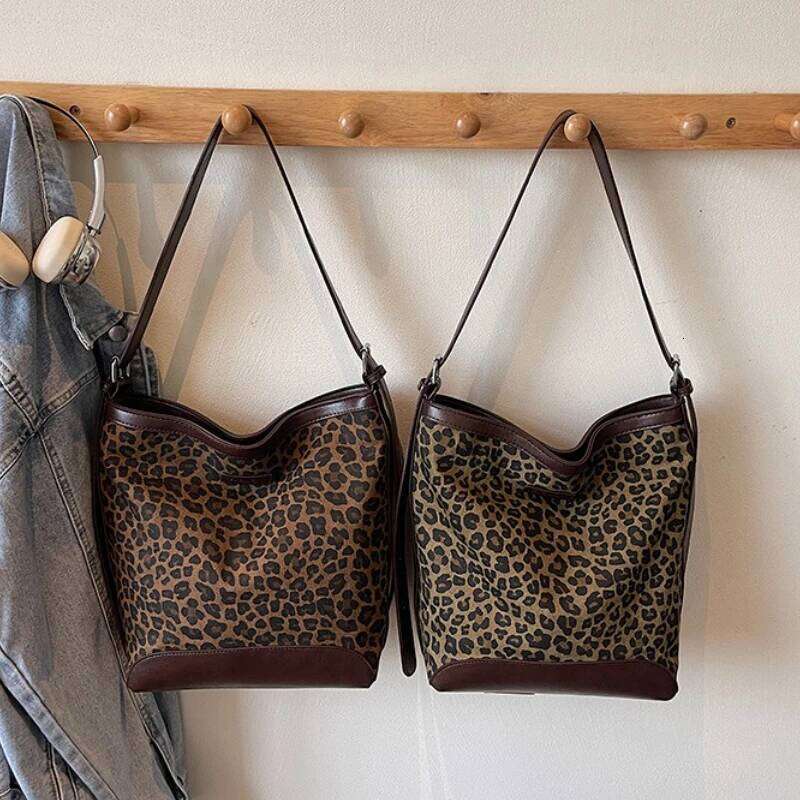 New Winter Autumn Simple Texture Crossbody Women Fashion Casual and Versatile Bucket Bag Large Capacity Tote Storage Bags XJ260131