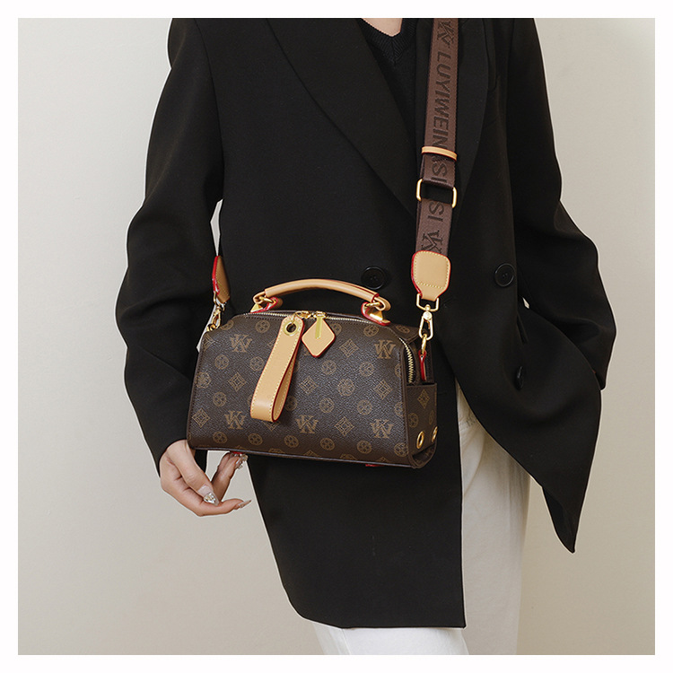 Brand High-End Women's 2025 New Luxury Retro Boston Bag, Handbag, Versatile Fashion Crossbody/Shoulder Bag with Letter Design