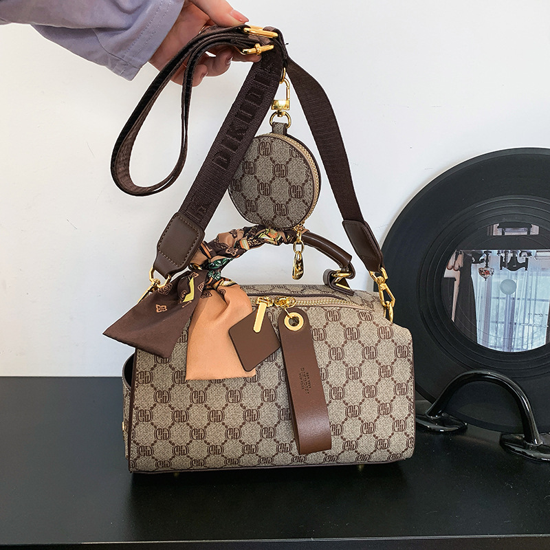 High-end Fashion Boston Pillow Bag for Women 2026 New Style Retro Luxury Fashion Crossbody Shoulder Bag with Letter Design for Women